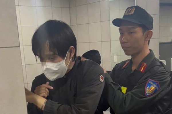 Doi tuong sam so bi co gai danh o Metro: Nhieu nguoi nhan la nan nhan hinh anh