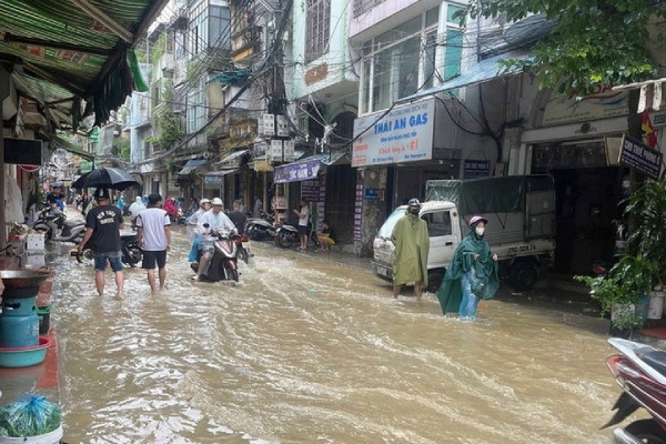 Mua lon, nguy co gay ngap ung tai nhieu khu vuc cua Ha Noi hinh anh