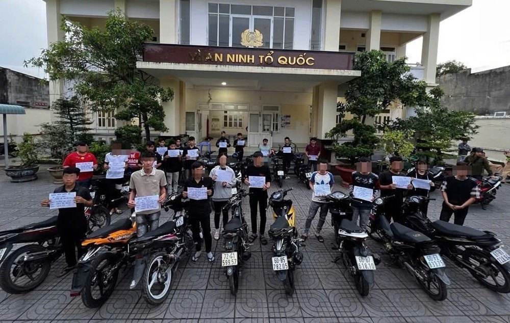 Dua xe trai phep anh 1