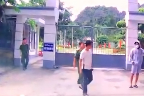 Bat doi tuong lien quan vu chem can bo Cong an o trung tam cai nghien hinh anh