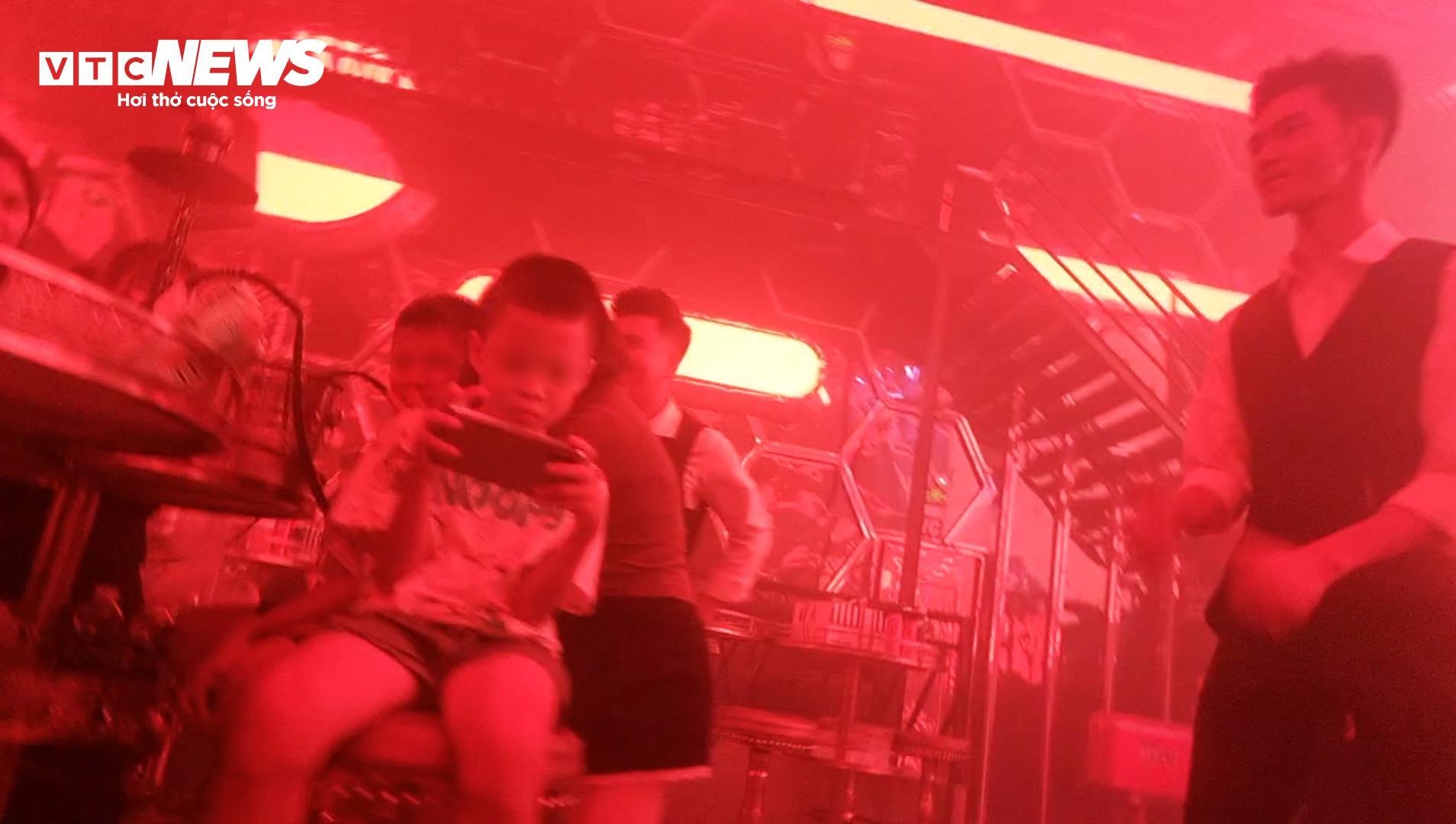 A&E Club,  Quan A&E Club,  Bar A&E Club,  Chu A&E Club,  bar Jet Lounge,  Bar Jet Lounge,  Quan Jet Lounge,  Chu Jet Lounge,  Quan Lin Lounge 79,  Chu Lin Lounge 79,  Bar Lin Lounge 79 anh 6