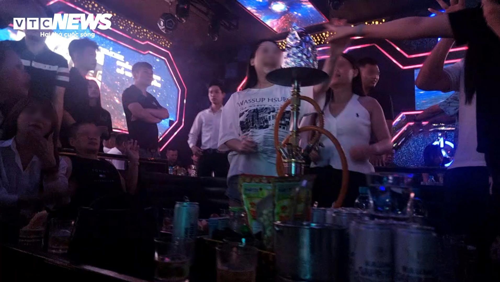 A&E Club,  Quan A&E Club,  Bar A&E Club,  Chu A&E Club,  bar Jet Lounge,  Bar Jet Lounge,  Quan Jet Lounge,  Chu Jet Lounge,  Quan Lin Lounge 79,  Chu Lin Lounge 79,  Bar Lin Lounge 79 anh 5