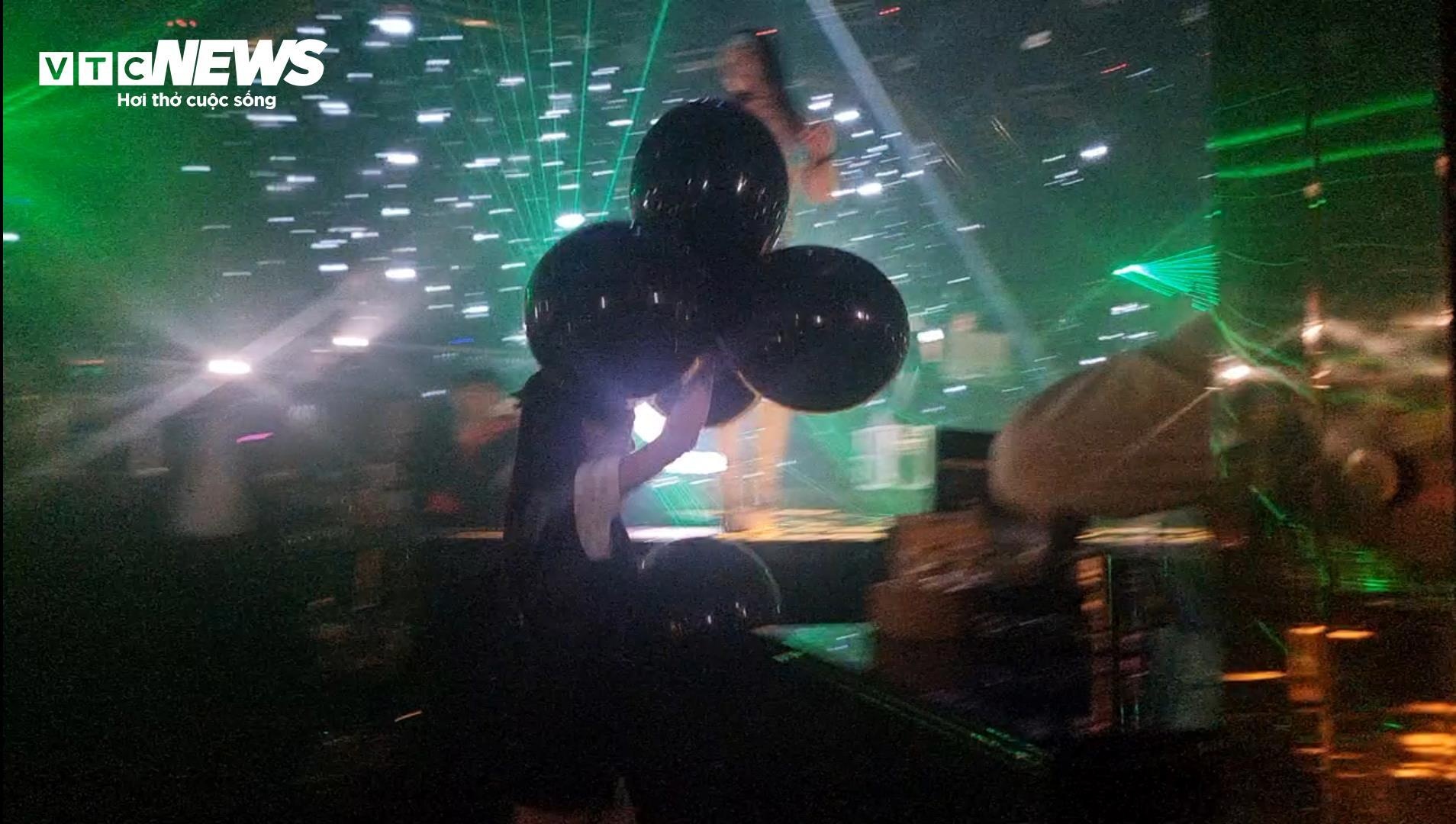 A&E Club,  Quan A&E Club,  Bar A&E Club,  Chu A&E Club,  bar Jet Lounge,  Bar Jet Lounge,  Quan Jet Lounge,  Chu Jet Lounge,  Quan Lin Lounge 79,  Chu Lin Lounge 79,  Bar Lin Lounge 79 anh 3