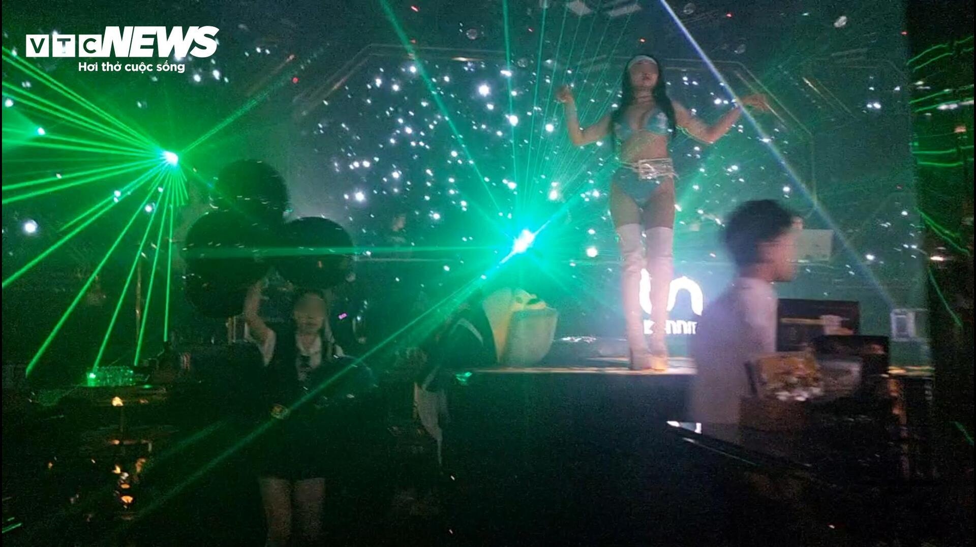 A&E Club,  Quan A&E Club,  Bar A&E Club,  Chu A&E Club,  bar Jet Lounge,  Bar Jet Lounge,  Quan Jet Lounge,  Chu Jet Lounge,  Quan Lin Lounge 79,  Chu Lin Lounge 79,  Bar Lin Lounge 79 anh 4