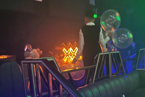 Nhan nhan bong cuoi, shisha trong quan bar o vung bien Quang Ninh hinh anh