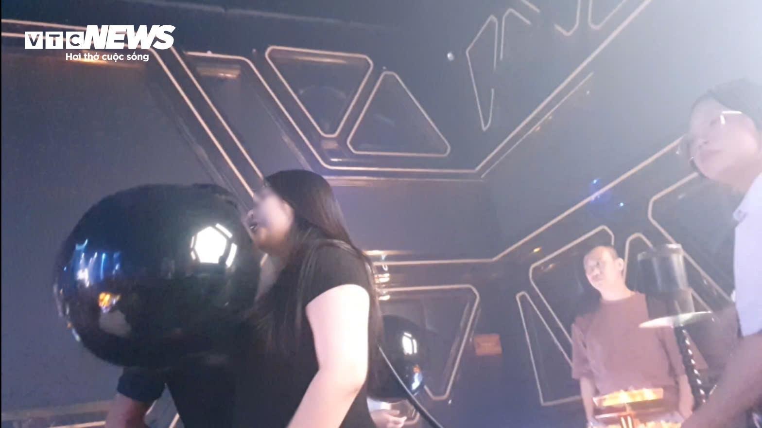 A&E Club,  Quan A&E Club,  Bar A&E Club,  Chu A&E Club,  bar Jet Lounge,  Bar Jet Lounge,  Quan Jet Lounge,  Chu Jet Lounge,  Quan Lin Lounge 79,  Chu Lin Lounge 79,  Bar Lin Lounge 79 anh 1