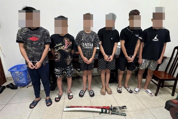 Truy xet nhanh, bat 11 doi tuong mang hung khi nao loan duong pho hinh anh