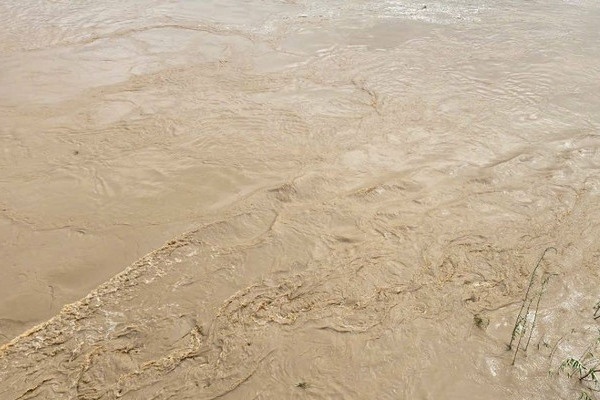 Giai cuu, dua vao bo 4 nu sinh bi nuoc lu co lap khu vuc suoi Mo hinh anh