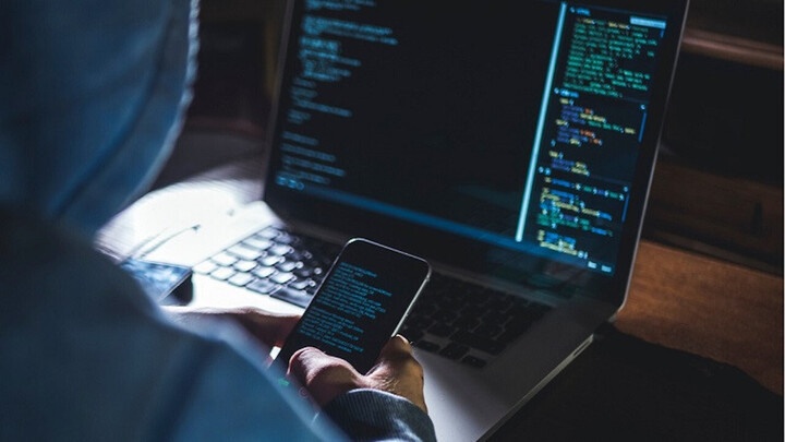 Vao web 'den' mua do choi tinh duc, nguoi dan ong o Ha Noi bi lua tien hinh anh