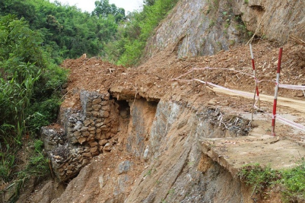 Sat lo khien quoc lo 16 bi chia cat, giao thong te liet o Nghe An hinh anh