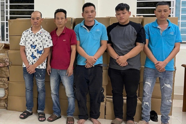 Nhan vien cau ket, trom hang chuc tan hang cua cong ty hinh anh