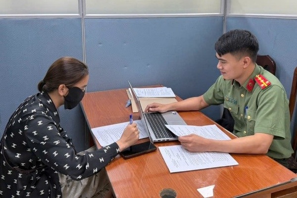 Xu phat nguoi phu nu dang tin bia dat ve CSGT hinh anh