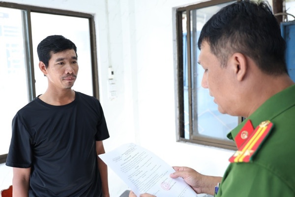 Dam tai xe xe om de cuop xe may khi ve tham ban gai hinh anh