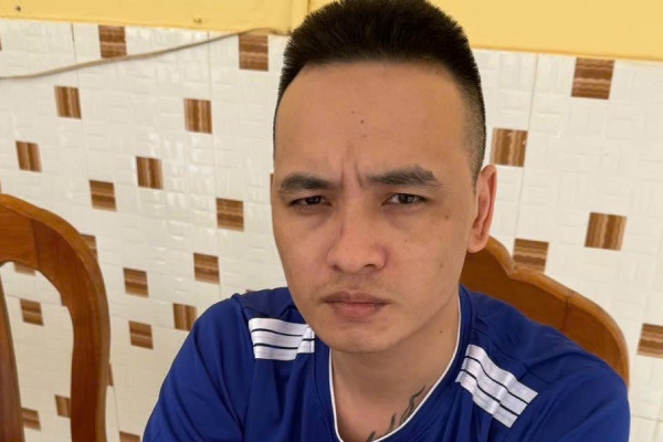 Bat doi tuong cam dau gia danh can bo tu phap de lua dao hon 200 ty hinh anh