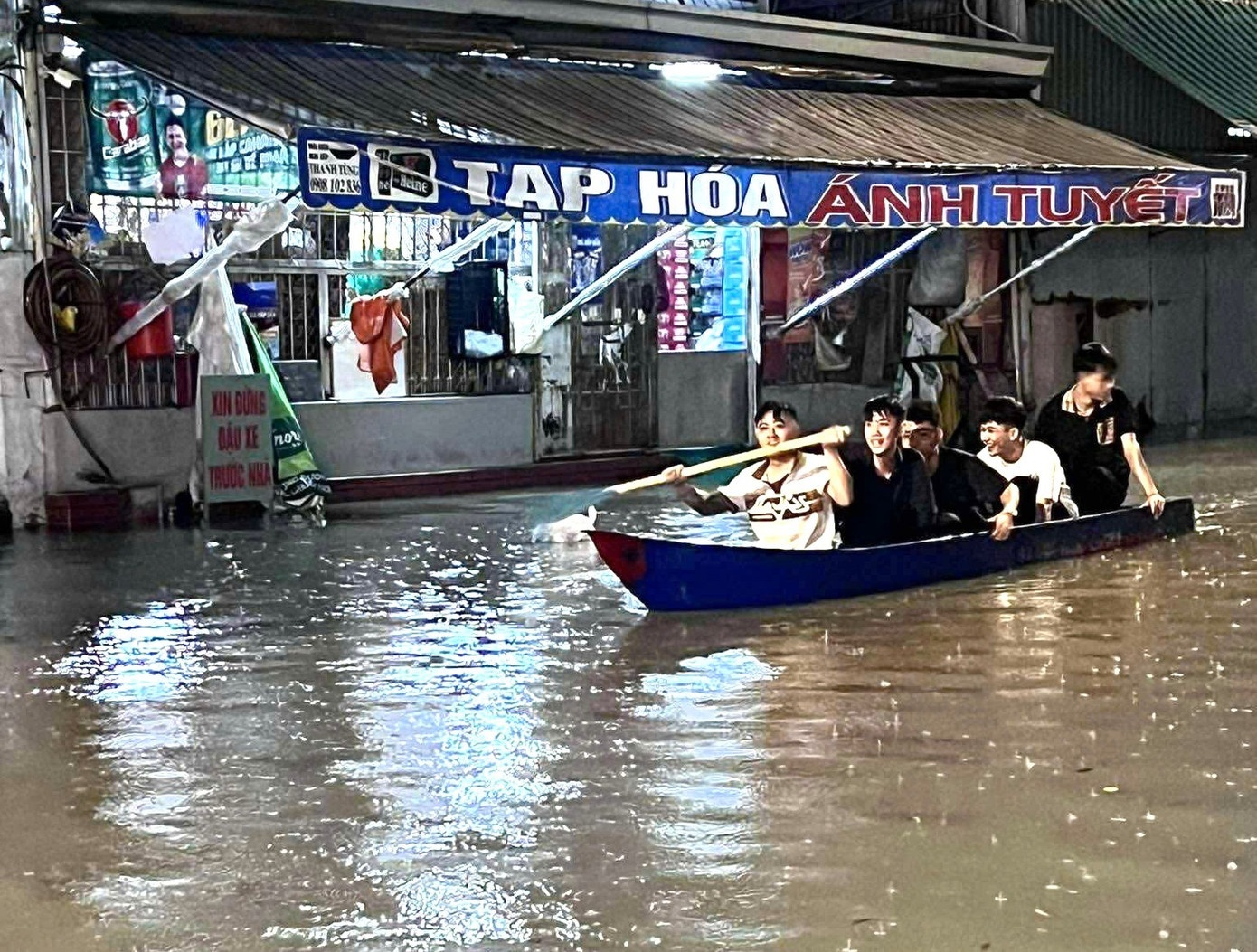 Cheo thuyen giua pho TP.HCM anh 1