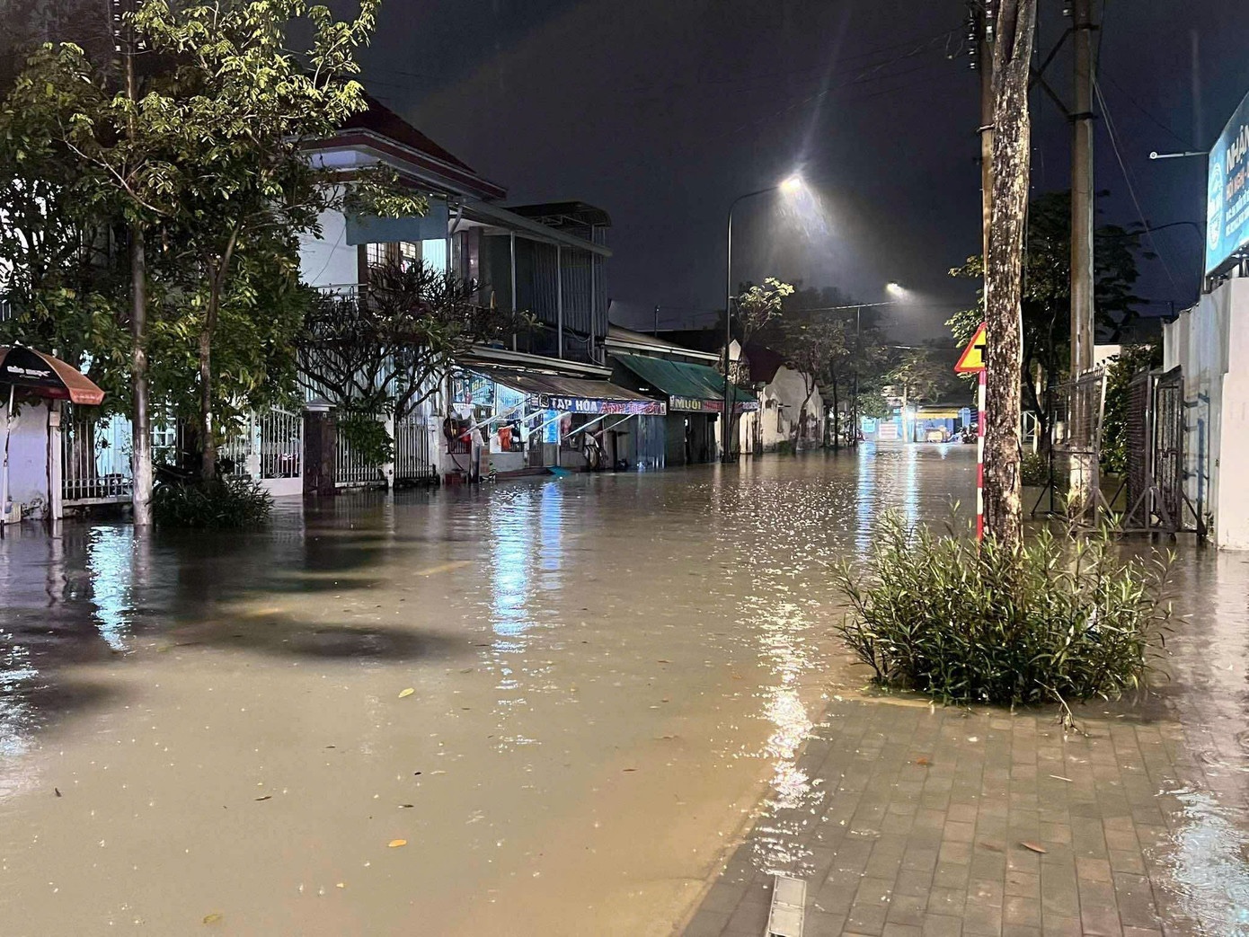 Cheo thuyen giua pho TP.HCM anh 2