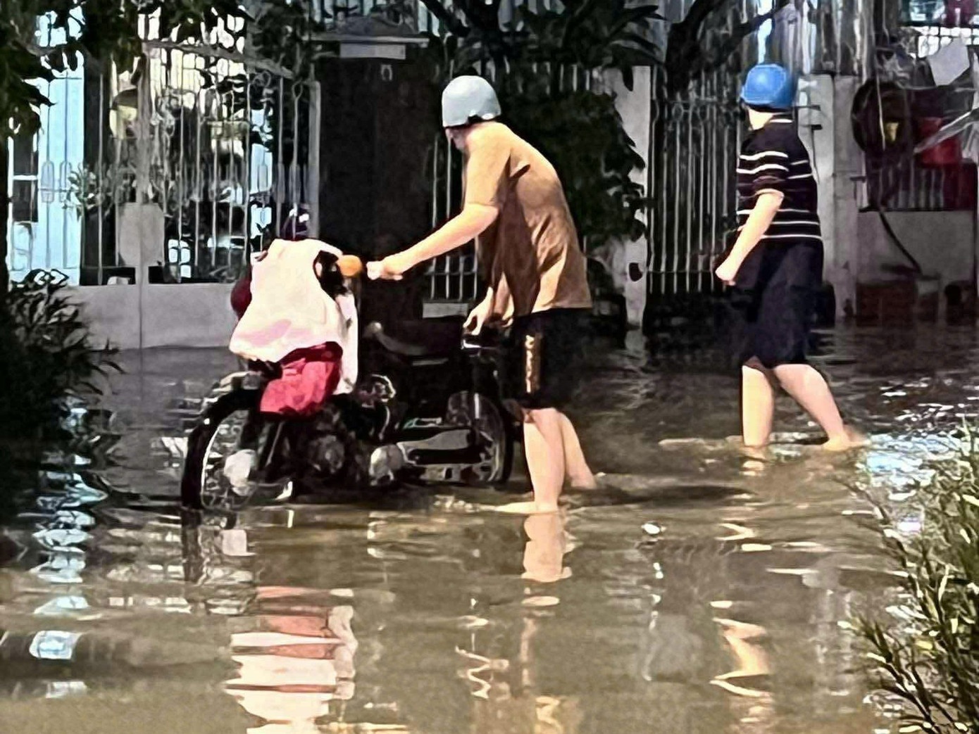 Cheo thuyen giua pho TP.HCM anh 3