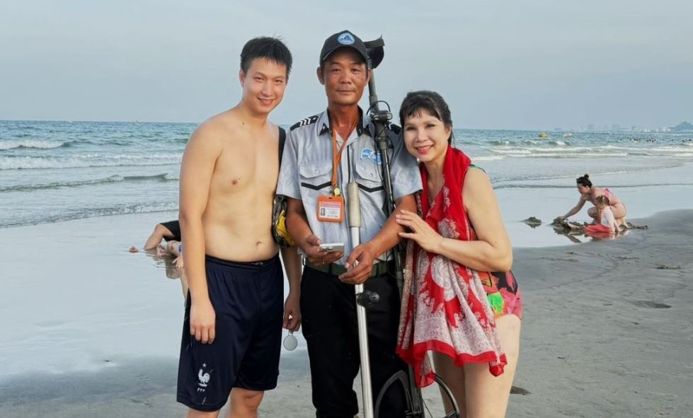 Nguoi hung 'san tim bau vat' tren bien Da Nang hinh anh