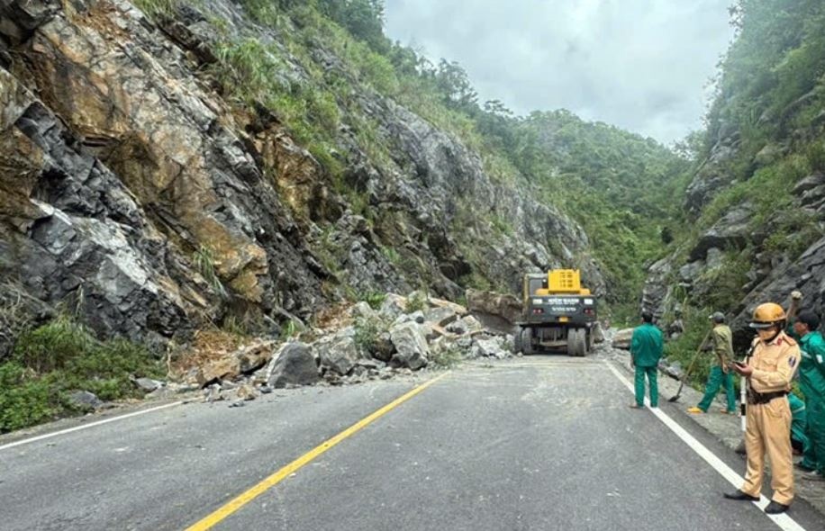 Sat lo nui, da do chan ngang duong vao Vuon quoc gia Cat Ba hinh anh