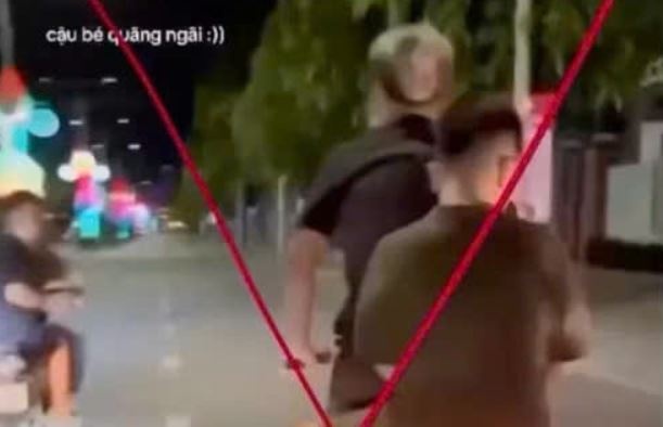 Buong hai tay, lai xe may quay dang Facebook de ‘the hien voi ban’ hinh anh