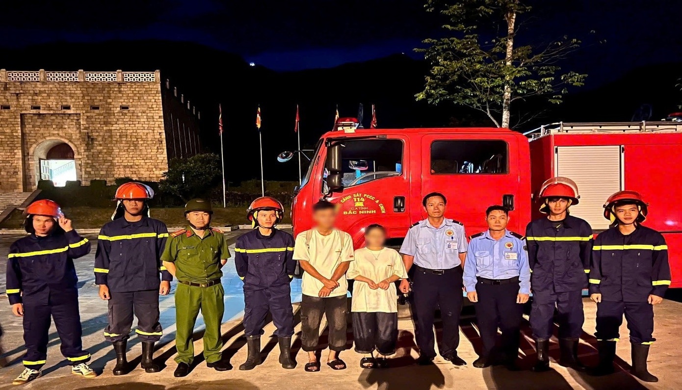 Tim thay 2 du khach bi lac tren day nui Tay Yen Tu hinh anh