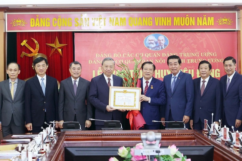 Ban Noi chinh,  Trung uong,  Phan Dinh Trac,  Huy hieu,  Le Hoai Trung,  Chieu 28/8 anh 1