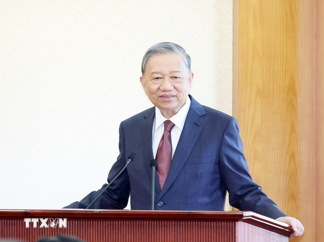 Ban Noi chinh,  Trung uong,  Phan Dinh Trac,  Huy hieu,  Le Hoai Trung,  Chieu 28/8 anh 2