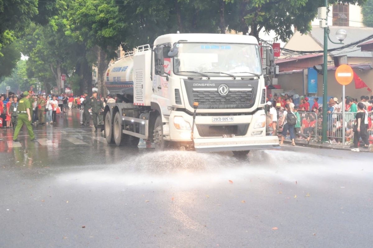Lap tuc rua duong pho ngay sau le dieu binh, dieu hanh hinh anh