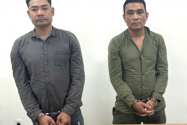 Bat giu 2 doi tuong gia danh Canh sat hinh su de cuop tai san hinh anh