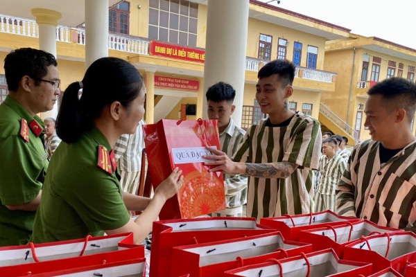 Dac xa, tha tu truoc thoi han 44 pham nhan trai tam giam o Thanh Hoa hinh anh