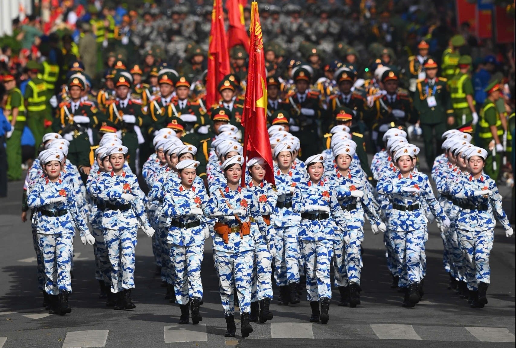 Cac khoi dieu binh, dieu hanh di trong tieng reo ho cua nguoi dan hinh anh