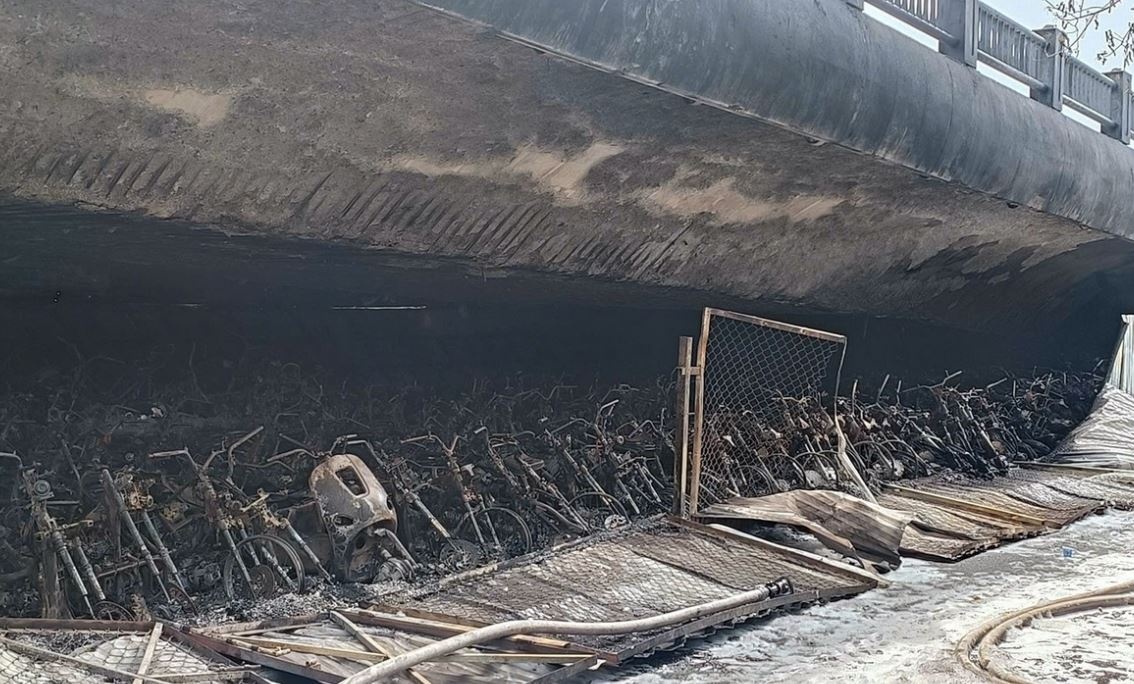 Cam xe tren 18 tan len cau Vinh Tuy hinh anh