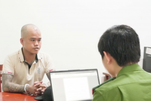 Chi gai nhan ra ban nhau cua em trom xe Kawasaki 300 hinh anh