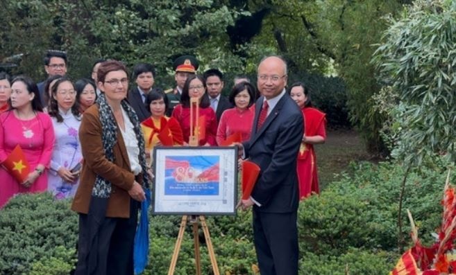 Tuong nho Chu tich Ho Chi Minh nhan dip Quoc khanh 2/9 tai Phap hinh anh