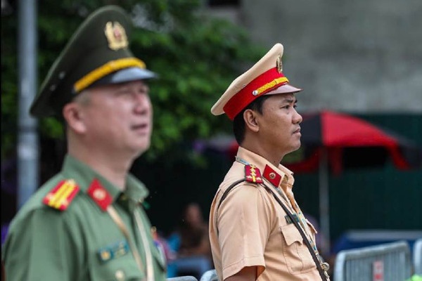 Cong an TP Ha Noi phan luong giao thong tren mot so tuyen duong tu 14h hinh anh