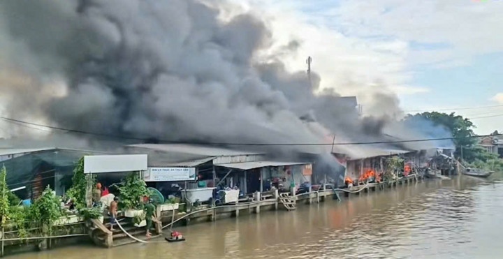 Bat giam nguoi dan ong dot nha lam chay lan sang 57 ki ot tai Ca Mau hinh anh