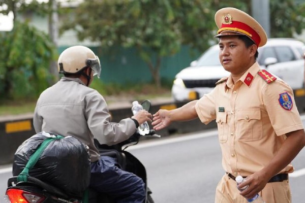 CSGT TP.HCM huong dan lo trinh thay the tranh ket xe sau nghi le 2/9 hinh anh