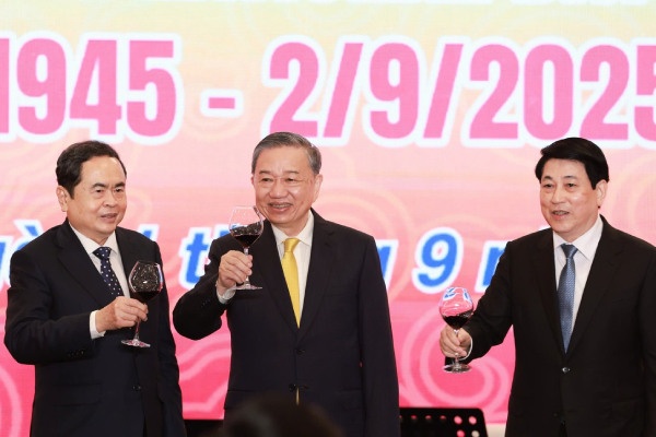 Chieu dai trong the khach quoc te du 80 nam Quoc khanh 2/9 hinh anh