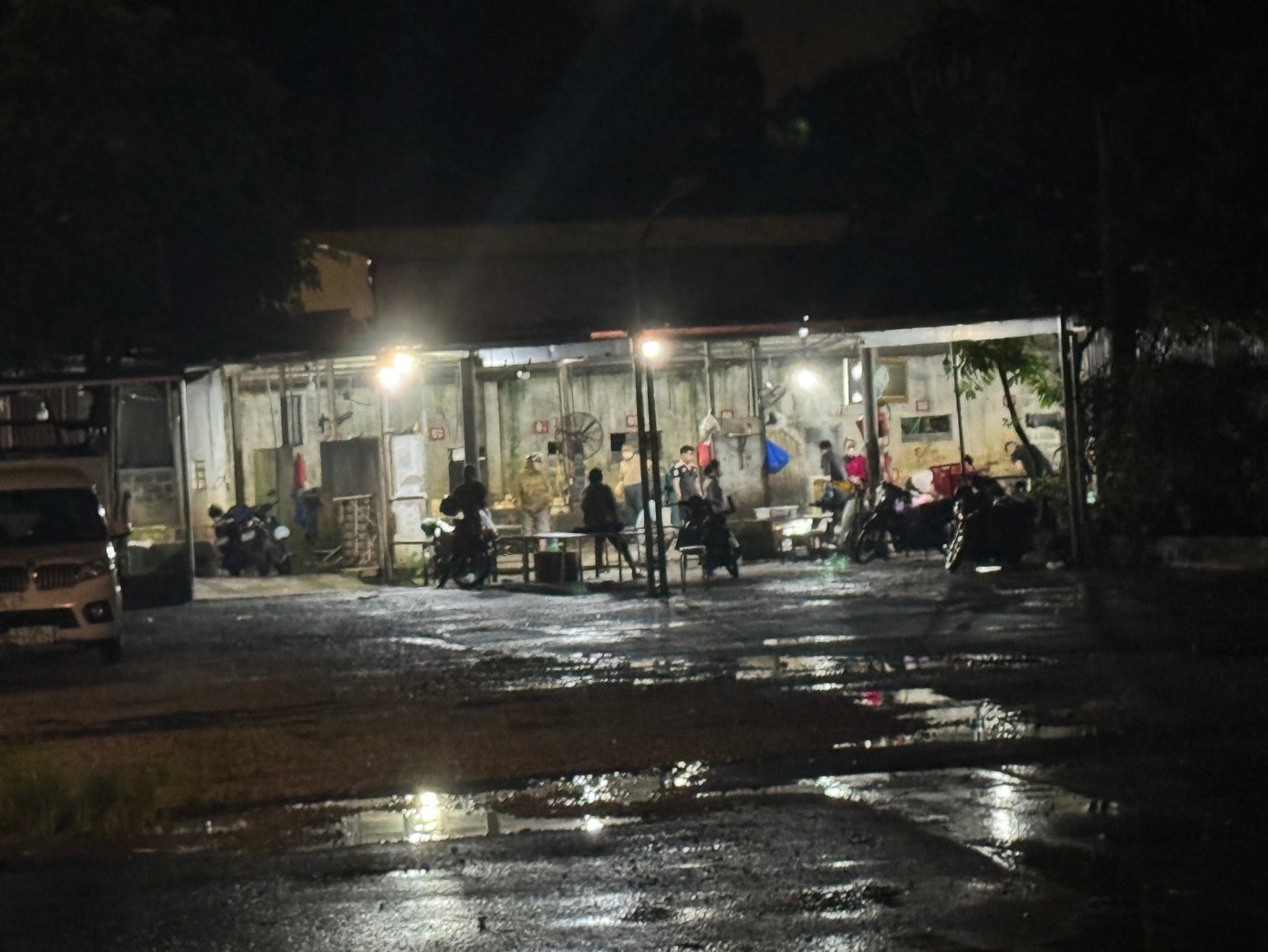 Phat hien mot lo mo tai Quang Tri dung nuoc ban trong giet mo hinh anh