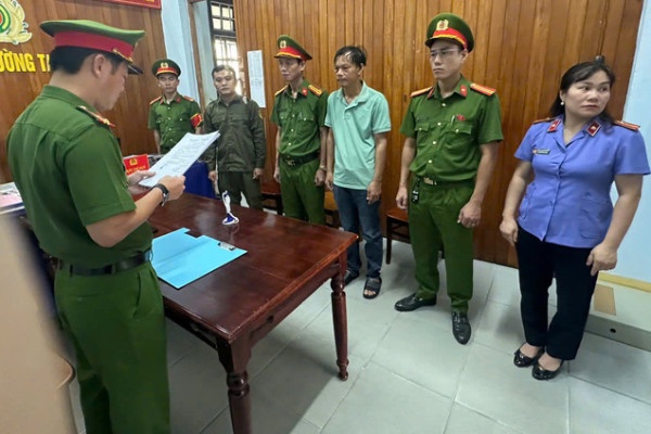 Khoi to giam doc mua hoa don khong voi tong gia tri gan 14 ty dong hinh anh