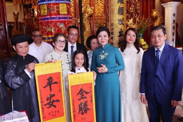 Phu nhan Tong Bi thu va Phu nhan Chu tich Cuba tham quan den Ngoc Son hinh anh