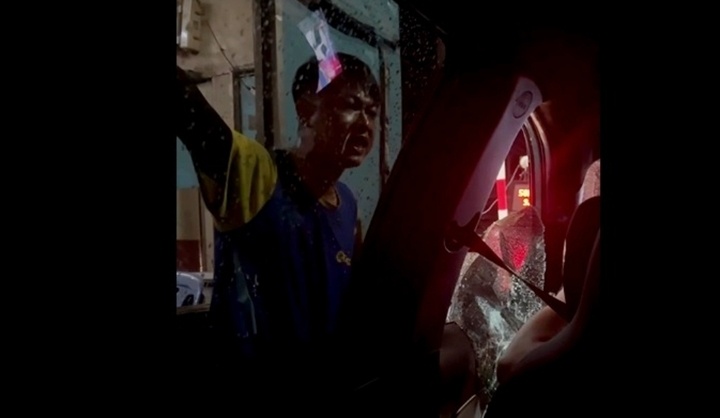 Bat nghi pham dap vo kinh taxi cong nghe, danh tai xe o TP.HCM hinh anh