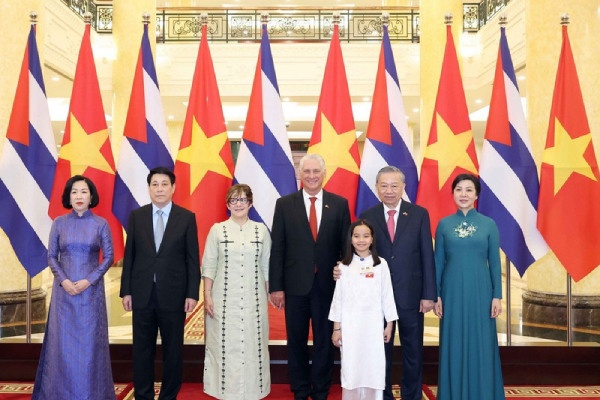 Chieu dai cap Nha nuoc chao mung Chu tich nuoc Cuba Miguel va Phu nhan hinh anh