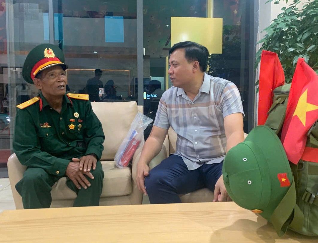 Cong an Ha Noi ho tro cuu chien binh tham du Le ky niem A80 hinh anh