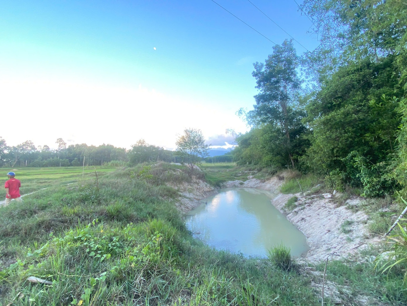 Hai em nho roi xuong ao tu vong hinh anh