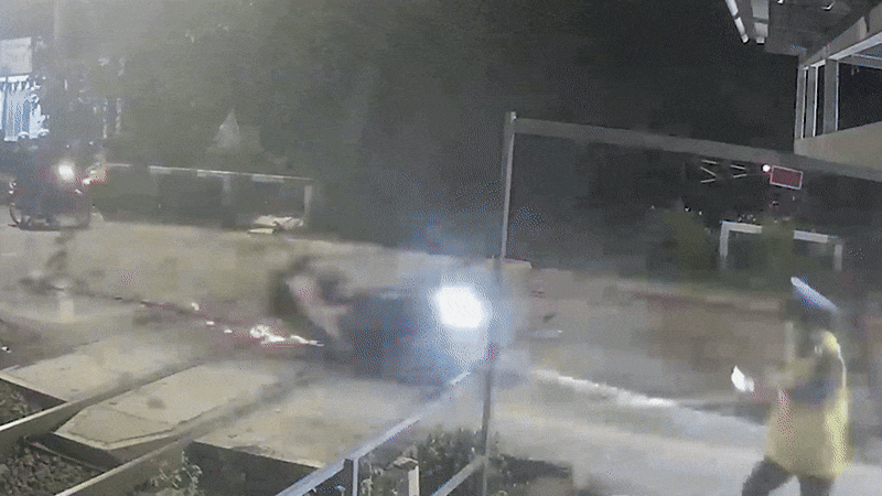 Oto Dam gac duong sat anh 1