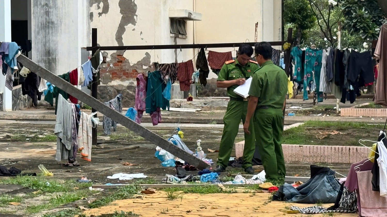 Nguoi dan ong bit mat, nhay lau tai Benh vien Da khoa Binh Thuan hinh anh