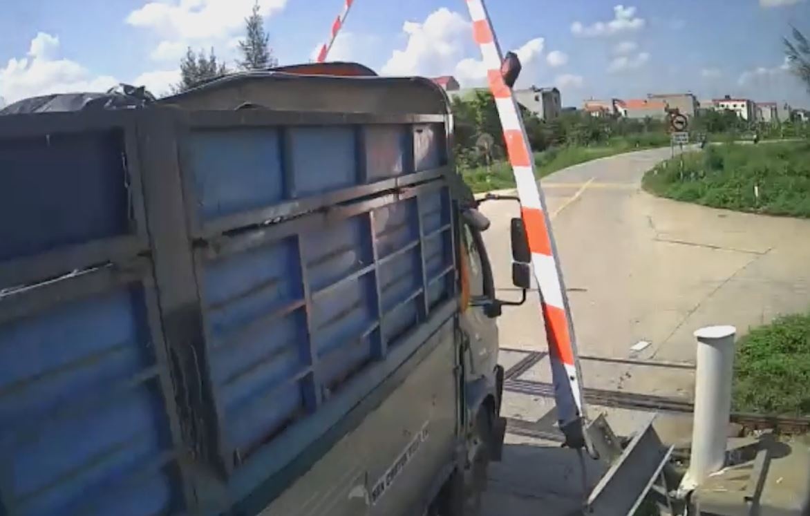 Oto, xe may lien tiep dam gay gac chan duong sat hinh anh