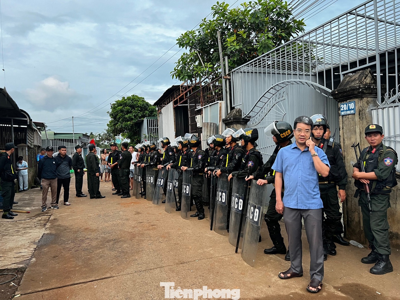 Hang tram can bo,  cong an truy bat anh 1