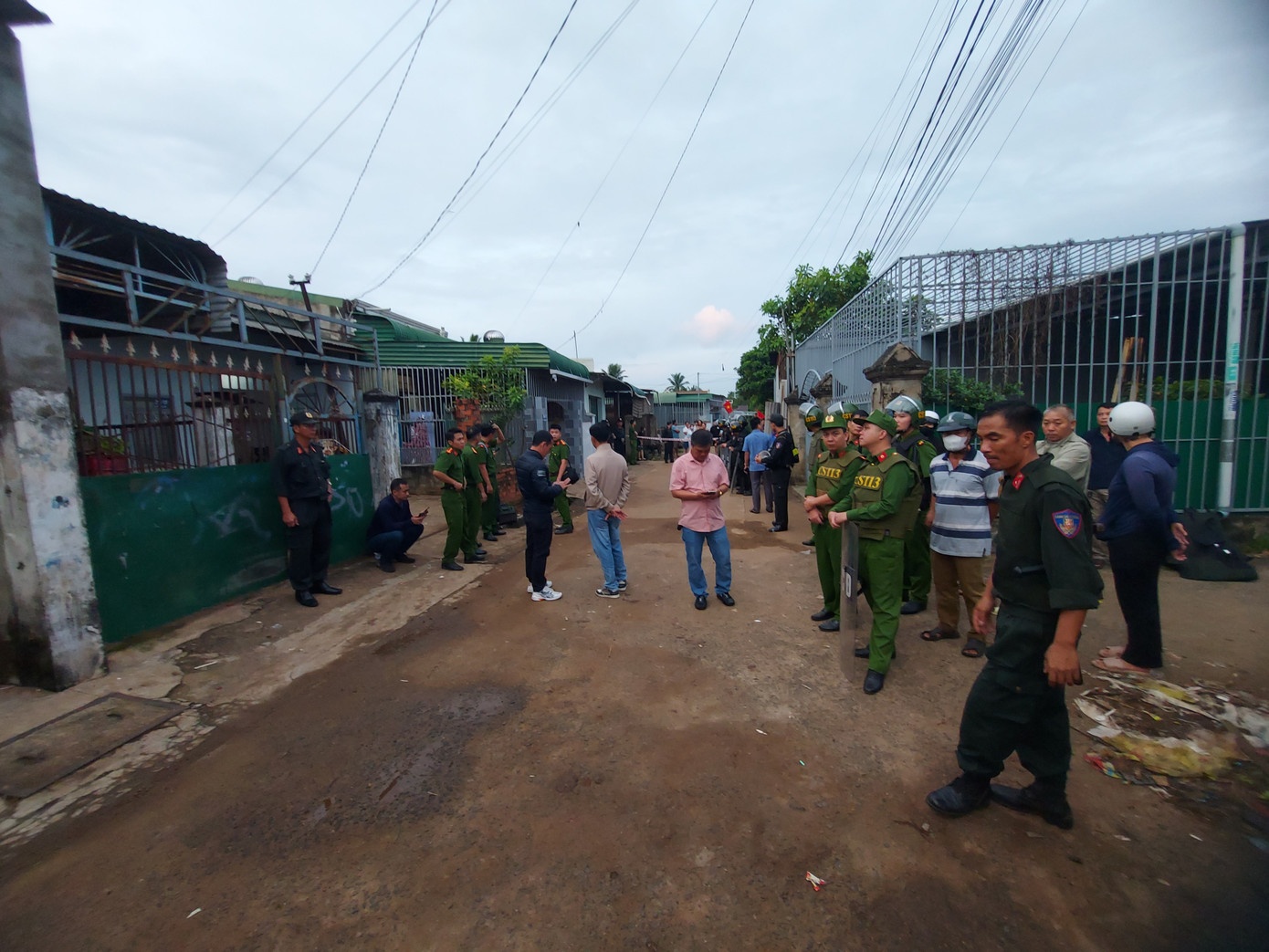 Hang tram can bo,  cong an truy bat anh 4